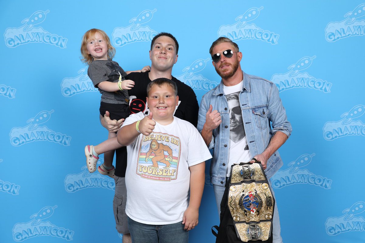 aaronacexXx's tweet photo. Huge shoutout to @orangecassidy for making this con special for both my kids or whatever https://t.co/b1raN9YdDG