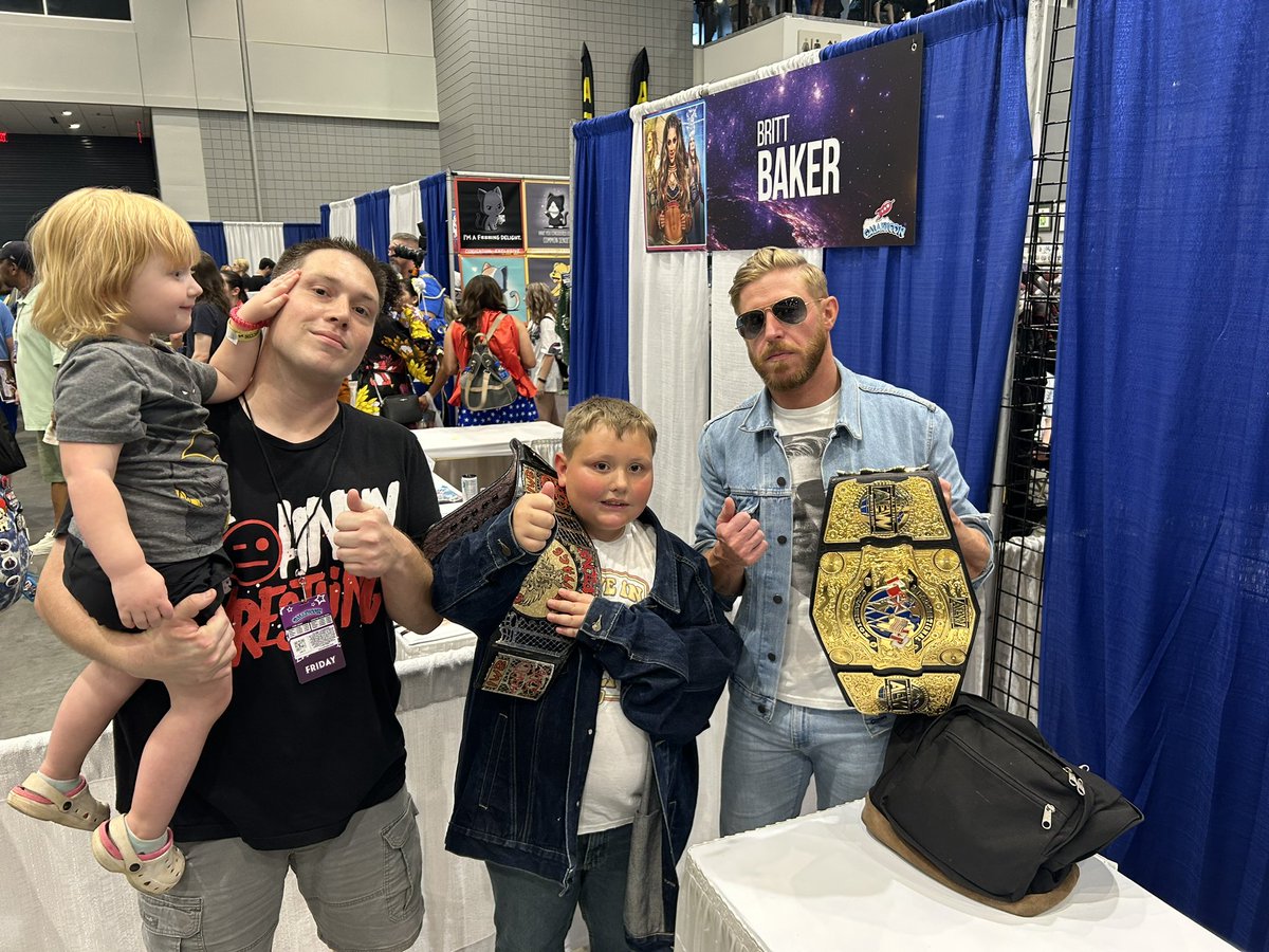 aaronacexXx's tweet photo. Huge shoutout to @orangecassidy for making this con special for both my kids or whatever https://t.co/b1raN9YdDG