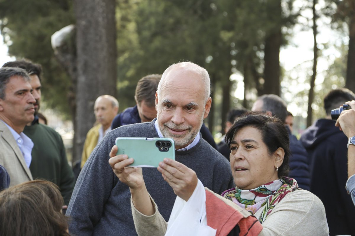 horaciorlarreta's tweet photo. Cuando las cosas se hacen pensando en la gente, los resultados son mejores. En Pergamino empezamos una transformación tremenda para que puedan vivir bien. Con @JMartinezPerga formamos un equipo con experiencia, con palabra y ganas de seguir haciendo. Vamos a eliminar las retenciones, el cepo y los 18 tipos de cambio, y vamos a convertir en autopista la Ruta Nacional 8. Así vamos a lograr que todos los productores puedan modernizarse, crecer y generar más trabajo.