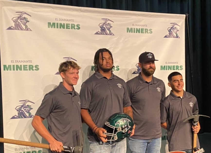 PAGMETER's tweet photo. Outstanding media day for the  EAST YOSEMITE LEAGUE 🏈
I enjoyed emceeing the first class event! 
Great job to all the AD’s and John Perez the Director of Athletics for VUSD. 
Also thank you to @andrewmarden & @VTD_Sports 

Head coaches and their captains
El Diamante-Devin Ramos
Golden West-Travis Anderson
Monache-Aaron Berry
Mt Whitney-Nathan Chamberlain