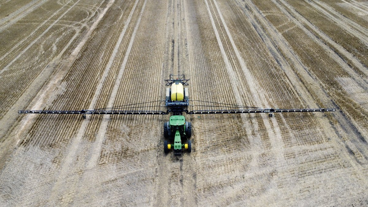 HayesSpraying's tweet photo. Reason #5146 to purchase a Hayes Sprayer:

BOOM DESIGN - twin chain boom suspension that allows the boom to move slightly and not transfer any stress back through the boom or chassis. 
Our simple self-level design means no complicated springs and bush setup!

#HayesSpraying https://t.co/JtzjRUvlIs