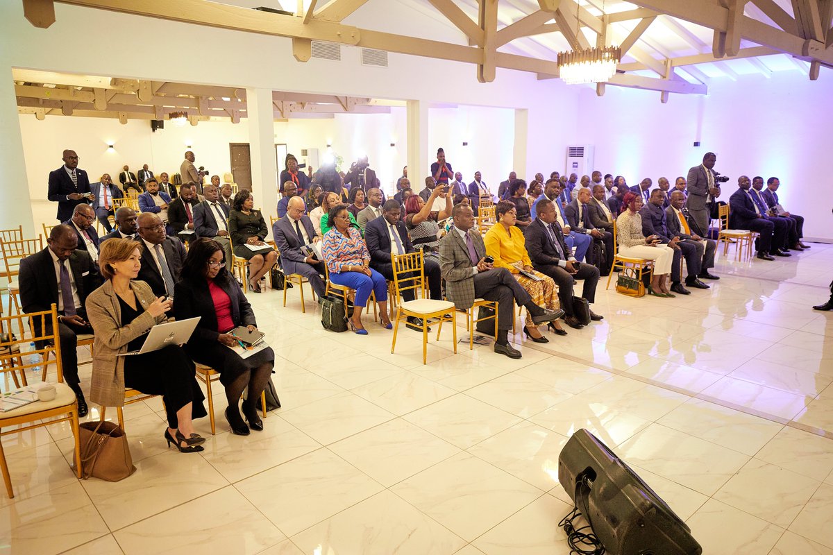 Honoré d’avoir pris part ce jour au forum #PAT. Un rendez-vous majeur pour présenter les #réalisations phares des secteurs prioritaires ! Économie, social, et transverse : 3 #pivots #stratégiques qui ont permis de mettre en relief la #résilience de notre pays.
#gabon #ForumPAT