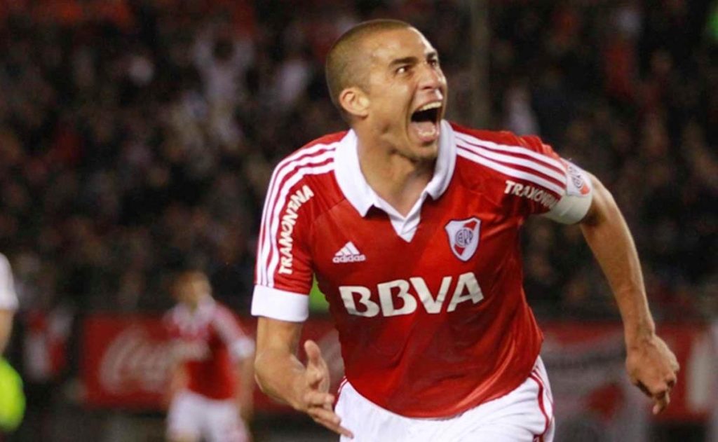 AgusDiaz1's tweet photo. Campeón del Mundo con Francia, re contra ídolo en Juventus y con tantos premios individuales. Crack Mundial, que dejó hasta a su familia de lado para cumplir su sueño de jugar en River. DAVID TREZEGUET, el refuerzo de elite más importante de toda la historia del fútbol argentino. https://t.co/t0bhOIOgWo