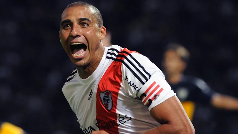 AgusDiaz1's tweet photo. Campeón del Mundo con Francia, re contra ídolo en Juventus y con tantos premios individuales. Crack Mundial, que dejó hasta a su familia de lado para cumplir su sueño de jugar en River. DAVID TREZEGUET, el refuerzo de elite más importante de toda la historia del fútbol argentino. https://t.co/t0bhOIOgWo