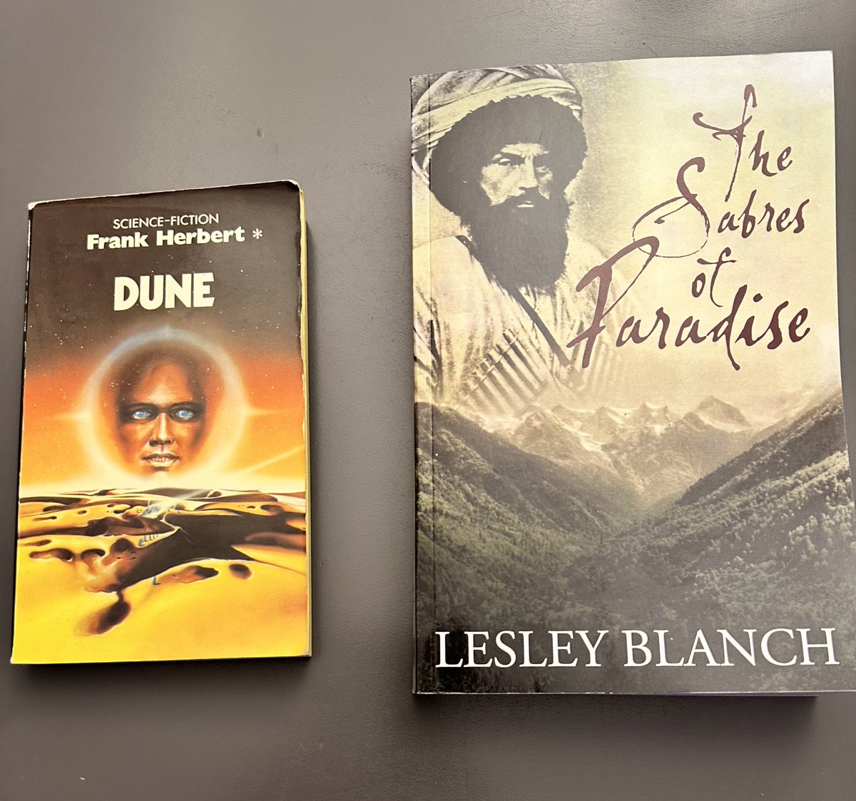 Comme moi vous êtes fan de #Dune le roman de Franck Herbert ?
Je viens de mettre la main sur un livre oublié qui est à son origine !
La suite sur mon blog : joncoux.blogspot.com/2023/07/le-liv…