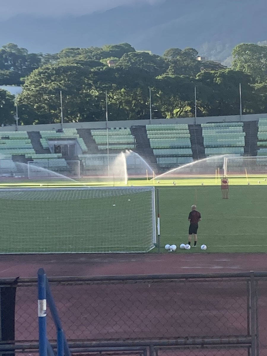 AREVERON12's tweet photo. *Módulo Vinotinto a Puerta Abierta*

Vamos a ir a acompañar  a nuestra Selección en el Módulo con jugadores del torneo local que se efectuará los días lunes 31-07, martes 01-08 y miércoles 02-08, desde las 6:00pm en el estadio Olímpico de la UCV. https://t.co/ogFLXsfrpS