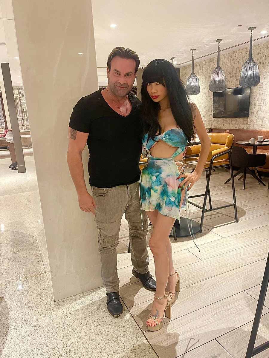 RealBaiLing's tweet photo. still in #NewYorkCity finally meet with @stevestanulis after we’ve talked forawhile about this #amazing #tvshow  #greatkills 6pics we met in #nyc last night the city I first landed from #china to #america https://t.co/I5E4bTbQ2v #bailingmovie #bailingtv #白靈 
#白靈電影 #白靈電視 https://t.co/AGh74HfOT2