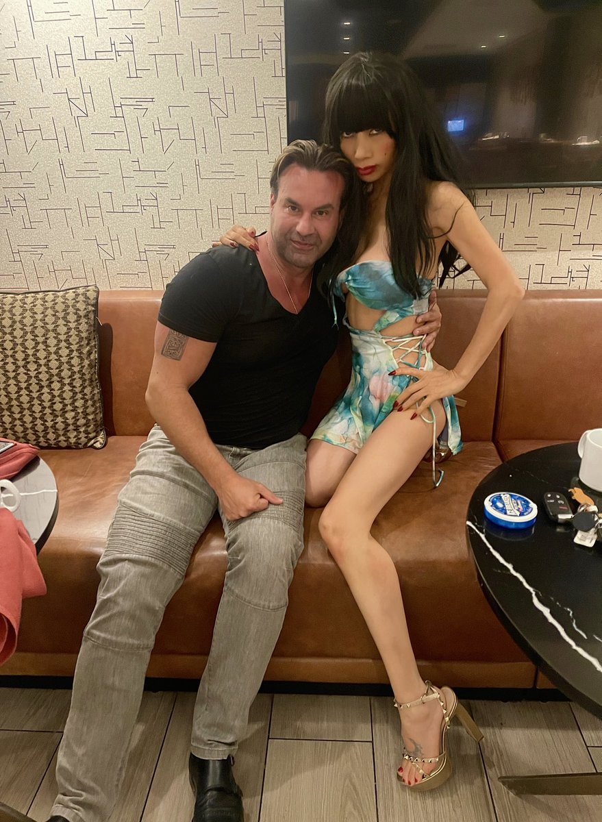 RealBaiLing's tweet photo. still in #NewYorkCity finally meet with @stevestanulis after we’ve talked forawhile about this #amazing #tvshow  #greatkills 6pics we met in #nyc last night the city I first landed from #china to #america https://t.co/I5E4bTbQ2v #bailingmovie #bailingtv #白靈 
#白靈電影 #白靈電視 https://t.co/AGh74HfOT2