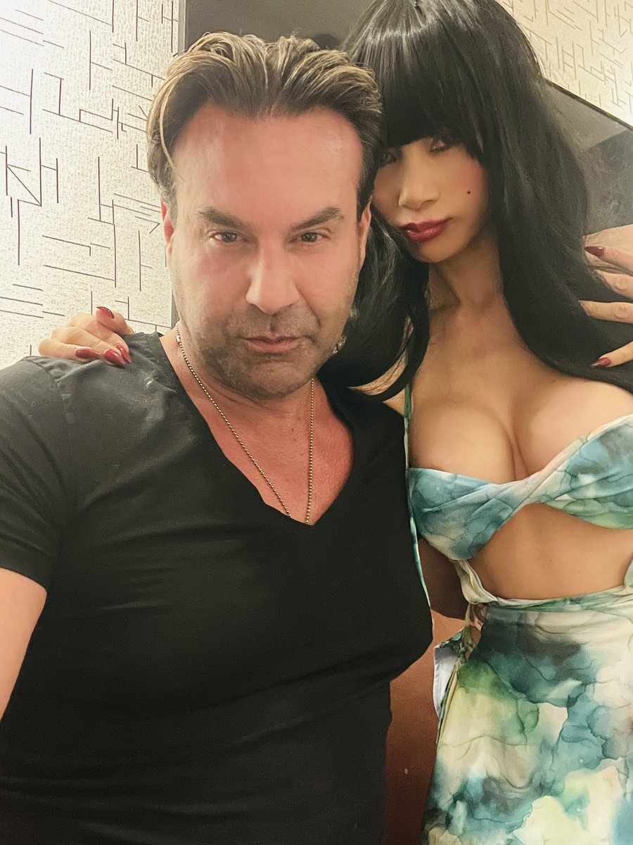 RealBaiLing's tweet photo. still in #NewYorkCity finally meet with @stevestanulis after we’ve talked forawhile about this #amazing #tvshow  #greatkills 6pics we met in #nyc last night the city I first landed from #china to #america https://t.co/I5E4bTbQ2v #bailingmovie #bailingtv #白靈 
#白靈電影 #白靈電視 https://t.co/AGh74HfOT2