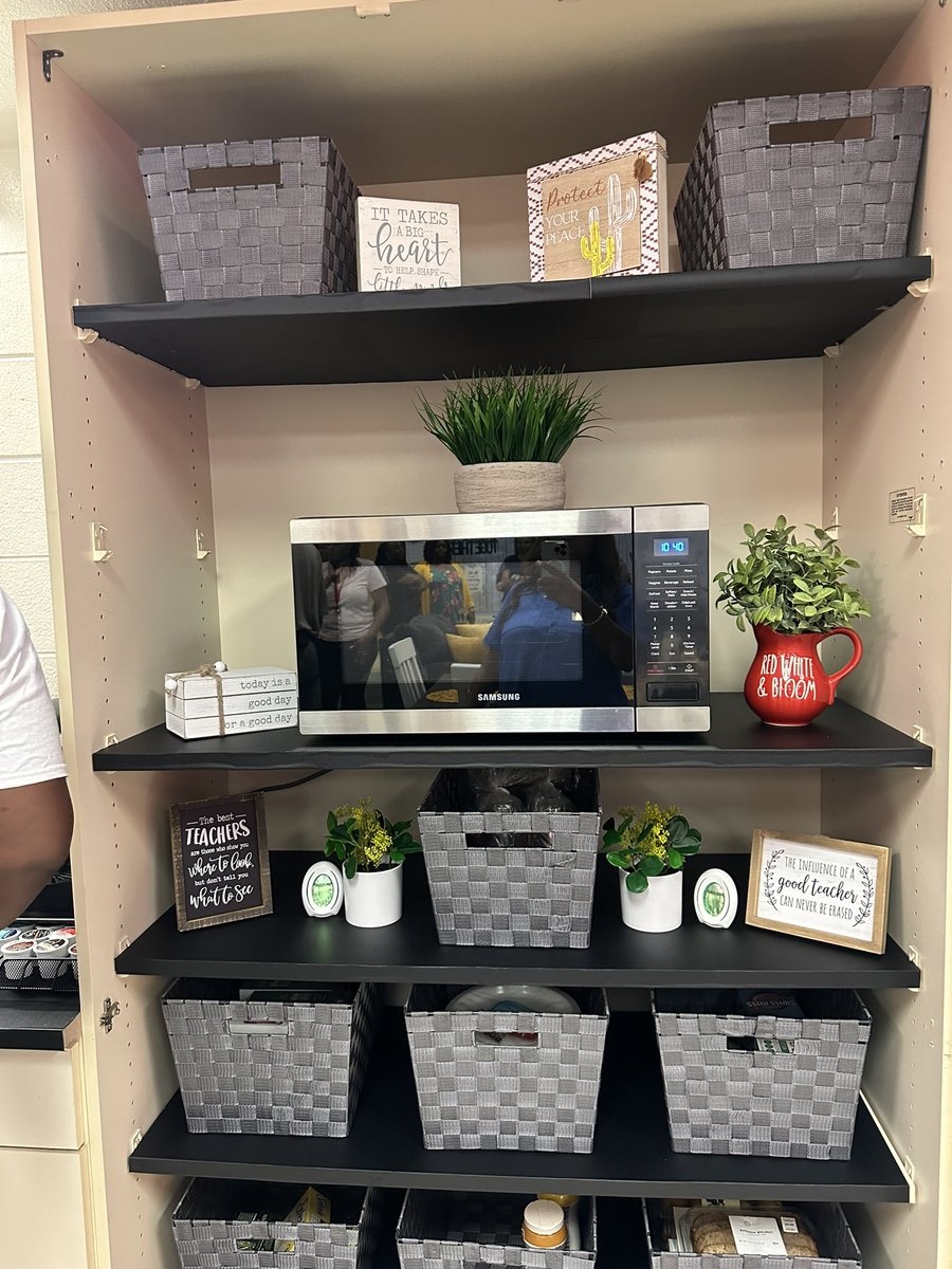 HTEschool's tweet photo. Today, we unveiled our HTE Teachers Lounge sponsored by our PTA! Our teachers have a “happy place” to call their own! Self care is a top priority at HTE! @RockdaleSchools @RCPS_AsstSupt @OattsTerry https://t.co/KMGSBSeJxM