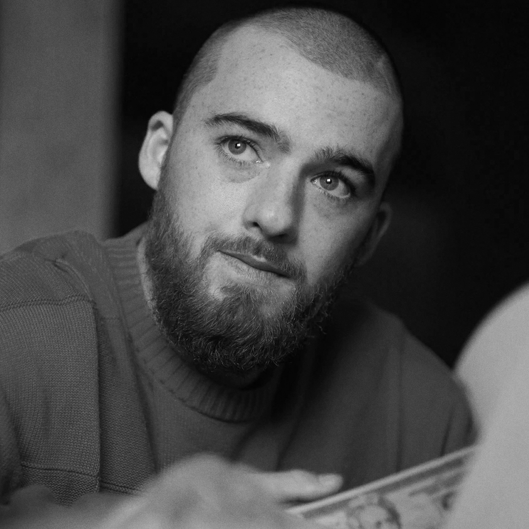 HBOMaxBrasil's tweet photo. Estamos profundamente tristes com a notícia do falecimento de Angus Cloud. Ele foi um artista extremamente talentoso e admirado por todos na família HBO e Euphoria. Enviamos nossas condolências aos amigos e familiares durante este momento difícil. 🖤 https://t.co/V9WBc2kSOg