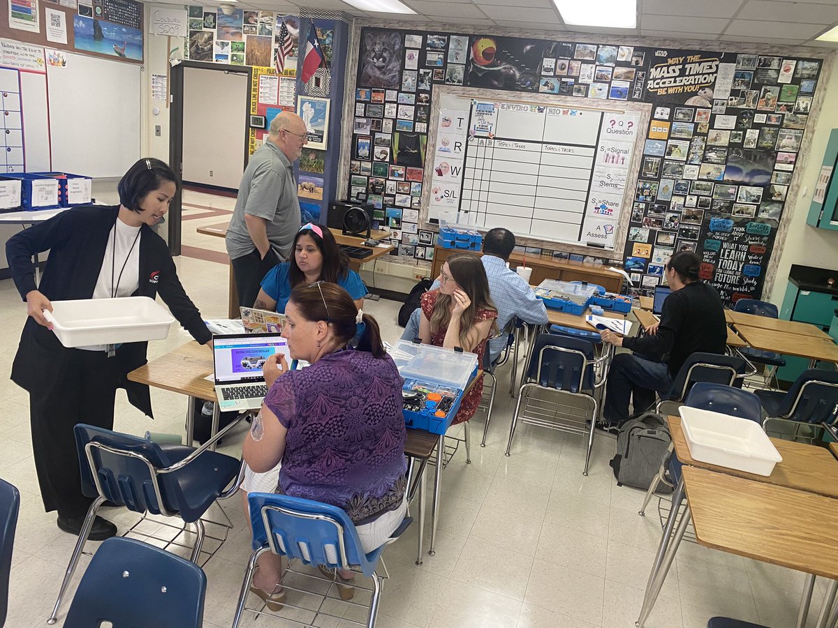 christy_clain's tweet photo. Thanks to @dwculp and @mstranstem for an awesome VEX IQ collaboration session with middle school and elementary STEM teachers! @CFBISD #gameon #optimizingoutcomes #cfbSTEMstrong๐ช๐ฝ https://t.co/U2cxtqYeaP