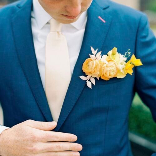 FianceeBodas's tweet photo. Las flores en color amarillo son ideales para el diseño de románticos boutonnières de novio en temporada verano y otoño. https://t.co/tOcmqtAM9k