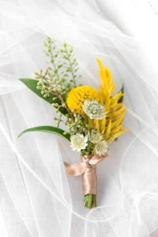 FianceeBodas's tweet photo. Las flores en color amarillo son ideales para el diseño de románticos boutonnières de novio en temporada verano y otoño. https://t.co/tOcmqtAM9k