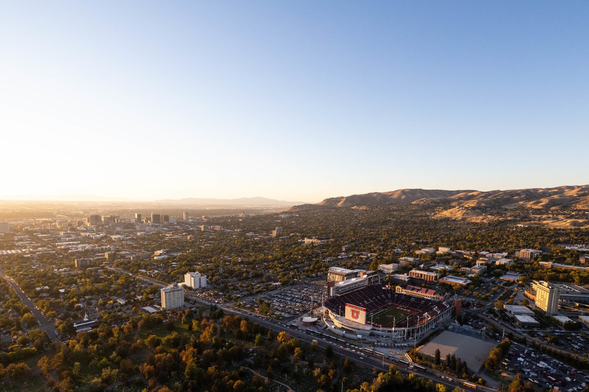 UUtah's tweet image. Happy #801day Eve! Only 𝟏 𝐌𝐎𝐍𝐓𝐇 until we host a pretty big event in Salt Lake City‼️ (Hint: 🏈)