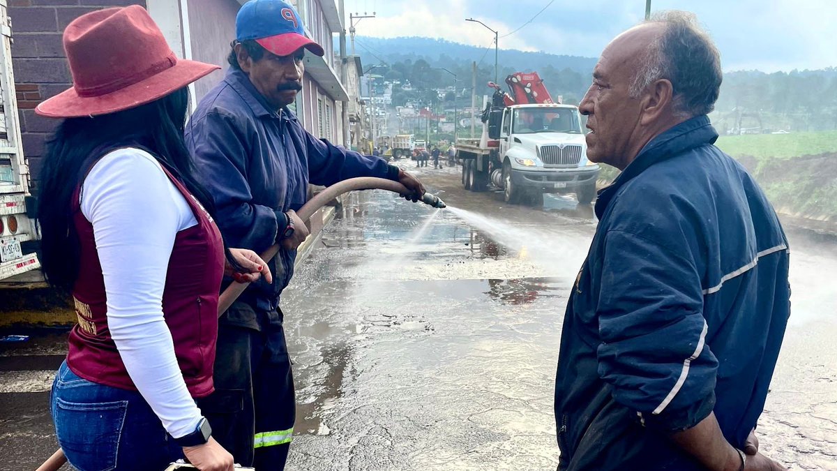 erika_jurez's tweet photo. ¡El mejor equipo!👷🙋‍♀️

Por instrucciones del #JefeDeGobierno, @martibatres, Participación Ciudadana y #EmergenciaSocial de la @CDMX_SIBISO con la @SeGobCDMX, seguimos atendiendo a las 11 familias afectadas por las fuertes lluvias en Parres el Guarda, Tlalpan.

#TrabajamosParaTi https://t.co/p21YsnSUsu