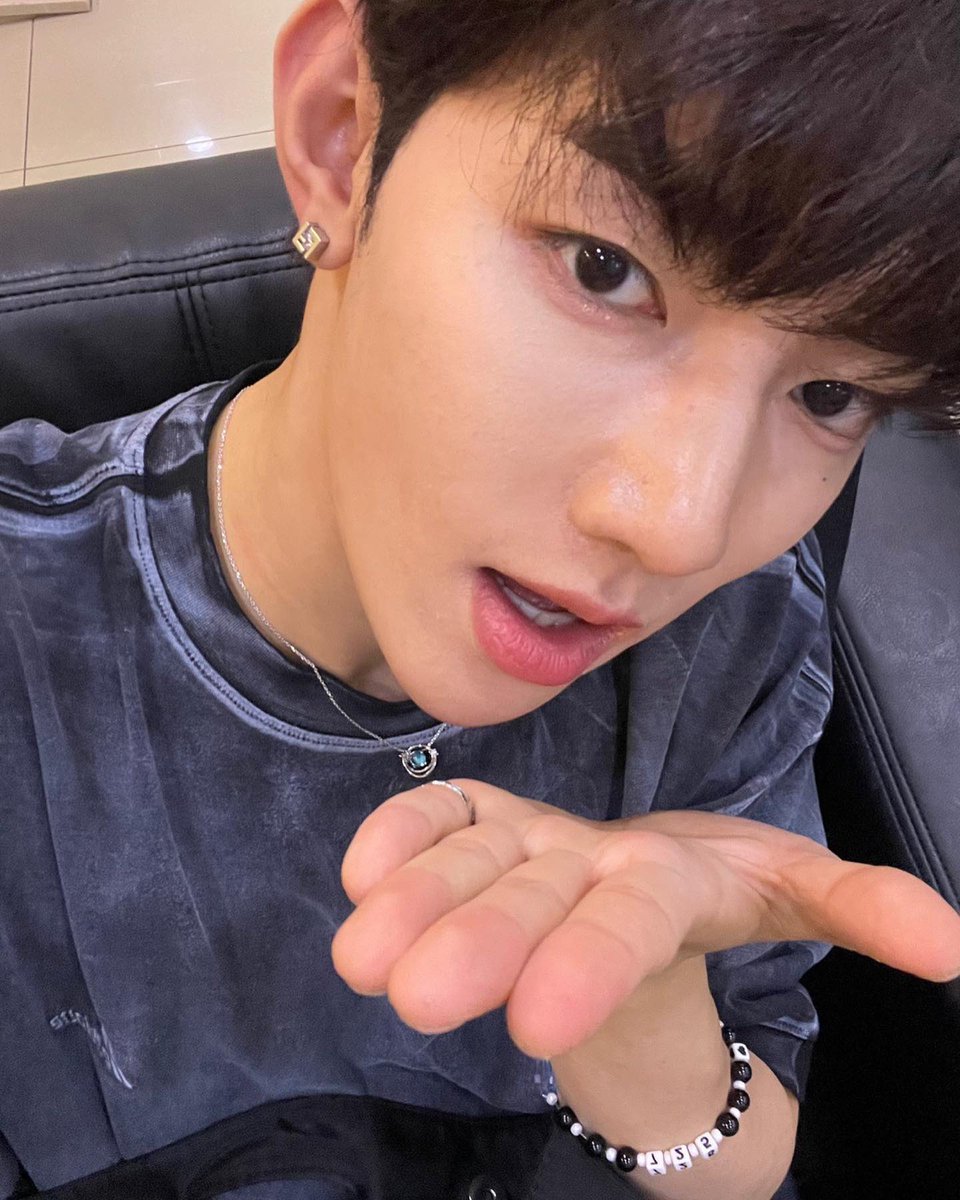 thinking about zhang hao's dolphin planet necklace that he only