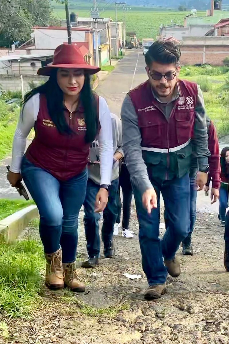 erika_jurez's tweet photo. ¡El mejor equipo!👷🙋‍♀️

Por instrucciones del #JefeDeGobierno, @martibatres, Participación Ciudadana y #EmergenciaSocial de la @CDMX_SIBISO con la @SeGobCDMX, seguimos atendiendo a las 11 familias afectadas por las fuertes lluvias en Parres el Guarda, Tlalpan.

#TrabajamosParaTi https://t.co/p21YsnSUsu