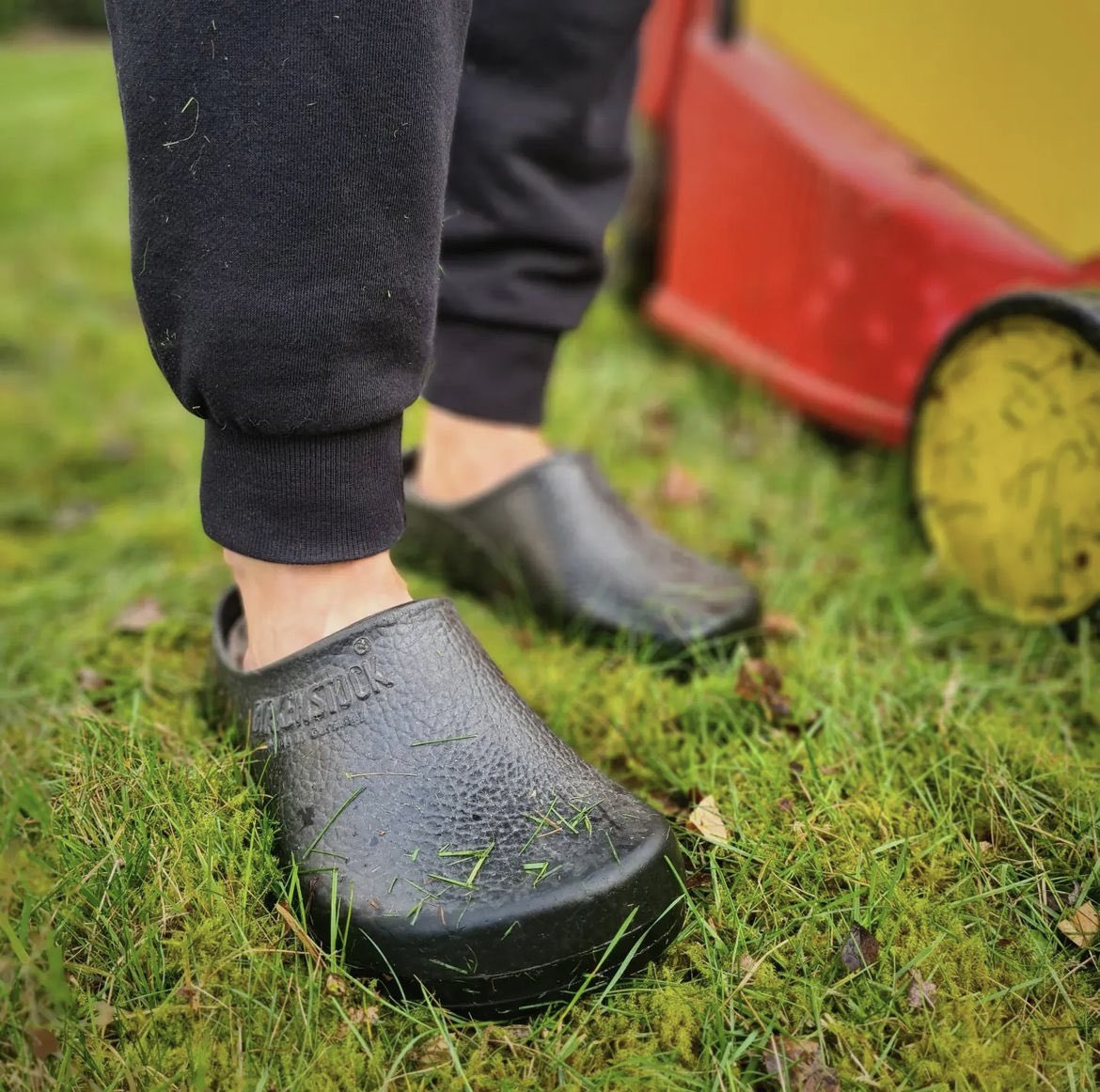 The @birkenstock Super Birki, equally loved by gardeners, kitchen staff, the medical profession, dog walkers…and more. 👩🏽‍🌾👨🏻‍🍳👩🏼‍🔬 #Birkenstock #RunVan