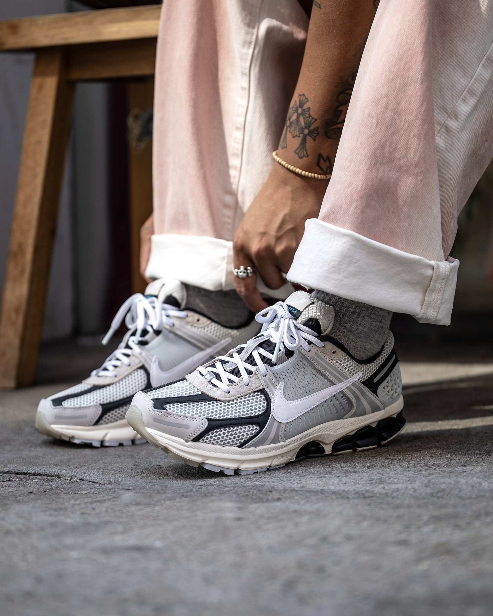 人気 ☆NIKE☆ ZOOM VOMERO 5 LIGHT BONE AND BLACK KicksFinder on X: