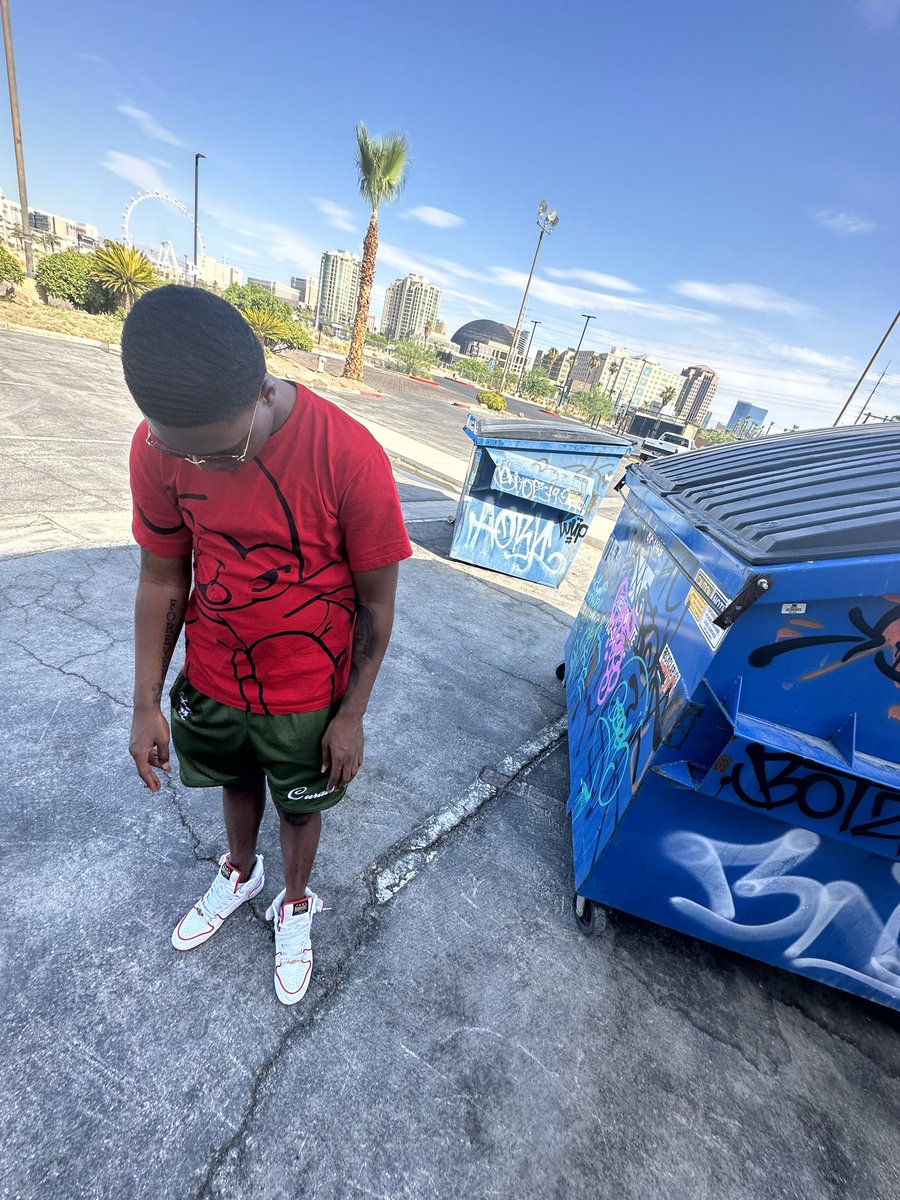 MOMONEYOMN's tweet photo. Ima be da one to make sumn SHAKE like I’m from HARLEM🕺🏾 https://t.co/UhaTN4N3ME