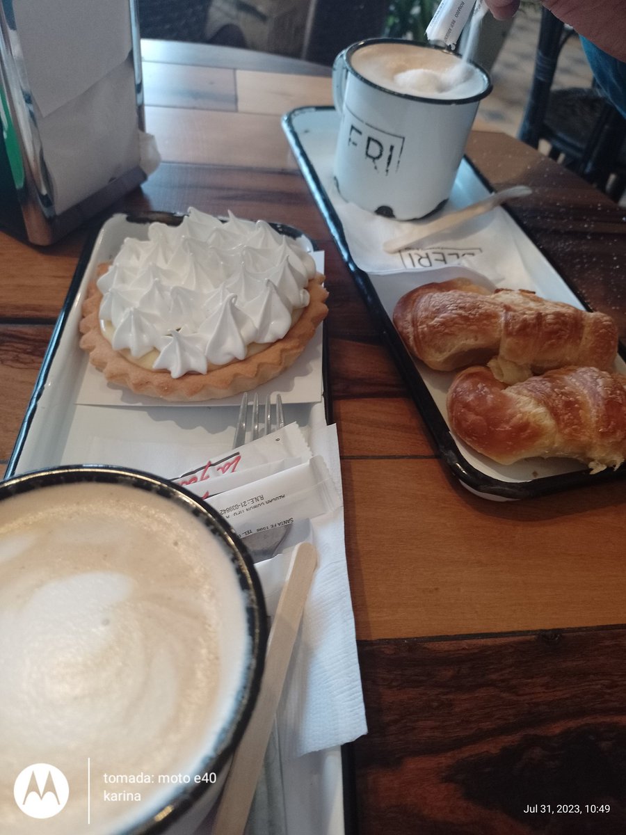 30 años juntos hoy primer desayuno afuera..jaja raro pero soy esa mina que antes piensa en todo .simplemente mamá..p/d mis hijas..porfin ma!!!
