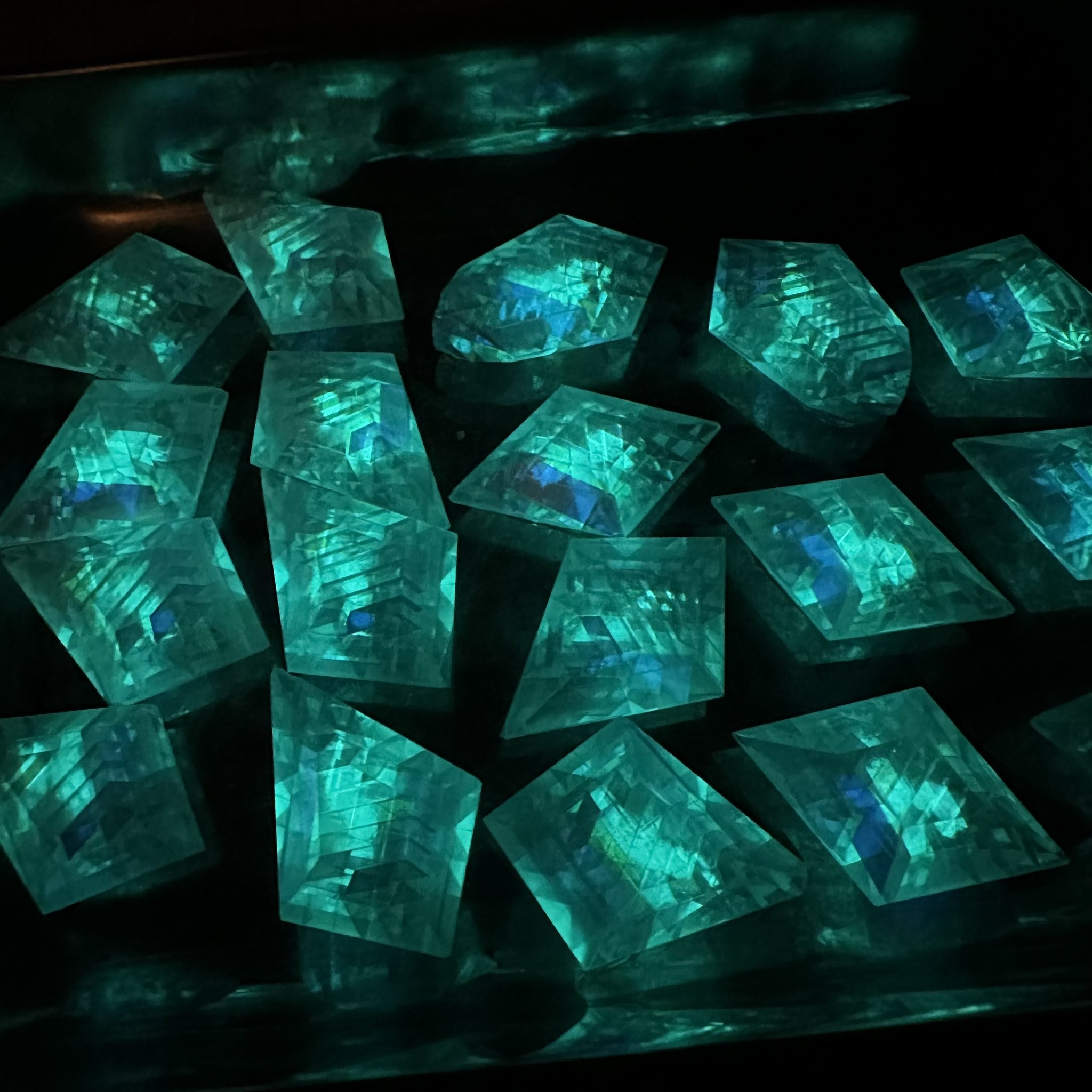 モナジー工房 「虹の結晶」積層ガラス研磨アクセサリー専門制作 モナジー工房 「虹の結晶」積層ガラス研磨アクセサリー専門制作
