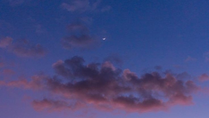 " ยามห้ายแล้วหรือ........... "

เด็กหนุ่มแดนเร้นเมฆลืมตาตื่นขึ้นพร้อมกับอาการเหม่อลอย เมื่อรู้ว่าตนต้องทำสิ่งใดในวันนี้

ดีที่เขาผัดผักกาดไว้ตั้งแต่ก่อนนอน เช้านี้จึงมิเร่งมิรีบเท่าใด หลังจากทานอาหารเช้าแล้ว เขาเปิดหน้าต่างดูท้องฟ้า พบแสงอรุณเริ่มสาดส่องจากที่ไกล ๆ