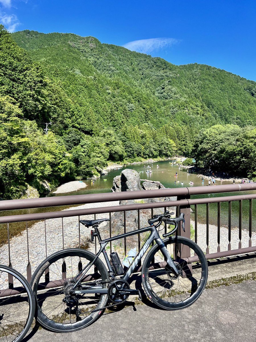 tack48ajk's tweet photo. サイクリングガイドしてきました。トンネル4kmあったけどbrytonは計測してくれなかったのですがGarminは計測してくれてたので100km走ったことがわかりました。初夏の緑は青々してて眩しかったです。
#timecycling
#irctire
#サイクリング https://t.co/uBFcp5D45n