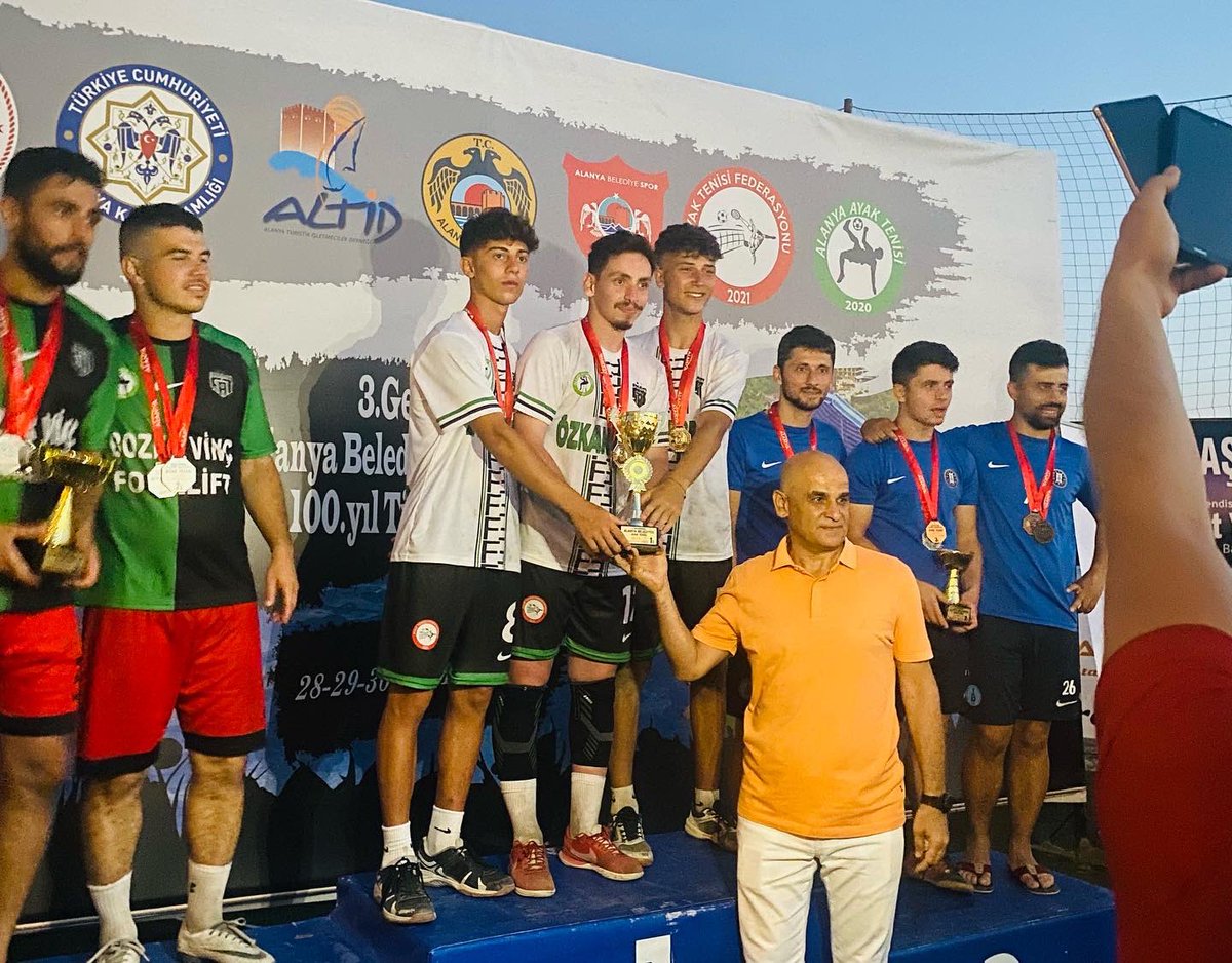 Solhanayaktenis's tweet photo. 3. Geleneksel Ayak Tenisi 100. Yıl Türkiye Kupası🏆
Alanya Belediyesi Adına Mücadele Eden Solhan Alanya Ayak Tenisi Takımımız Final de Alanya Atletik Takımını 2-1 Yenerek Şampiyon Oldu.Takım Sporcularımızı Tebrik Ederiz.
@AyakTenisi @_cevdetyilmaz @OA_BAK @FeyziBerdibek1 🇹🇷 https://t.co/MboGmTIG39