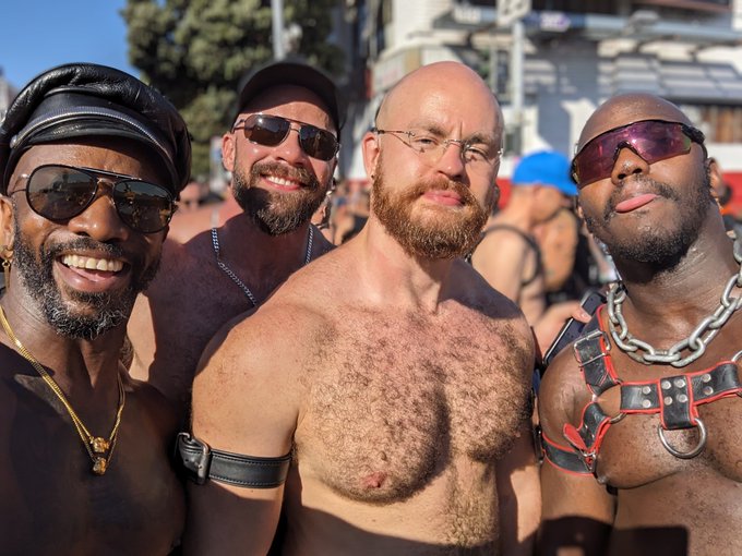 Shenanigans with this hot crew at UYA. #upyouralleyfair @FolsomStEvents https://t.co/vrgQPMnVgJ<a href="/tag/upyouralleyfair"class="tags">#upyouralleyfair</a>