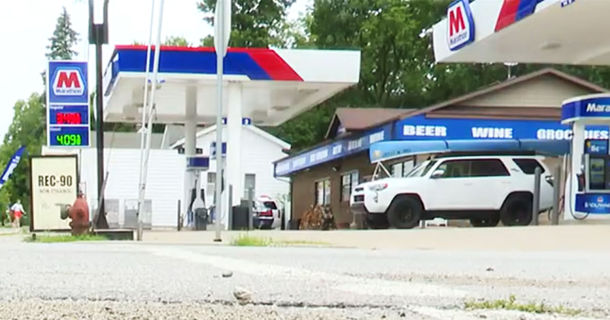 USACarry's tweet image. Armed Customer Steps In and Thwarts Attempted Gas Station Robbery

I bet this robber didn't expect to meet armed resistance from a customer when he decided to hit this Marathon Gas Station in Michigan last Thursday. #usacarry #dgu #armedcitizen #selfdefense