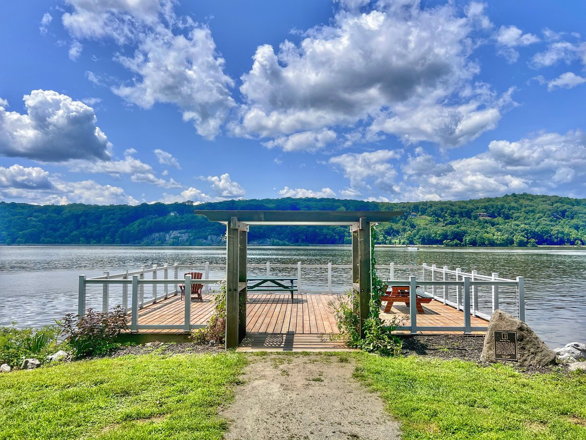 I wear many hats as a photographer. 
Would you get married here? 

#LocationScouting #HudsonRiverfront