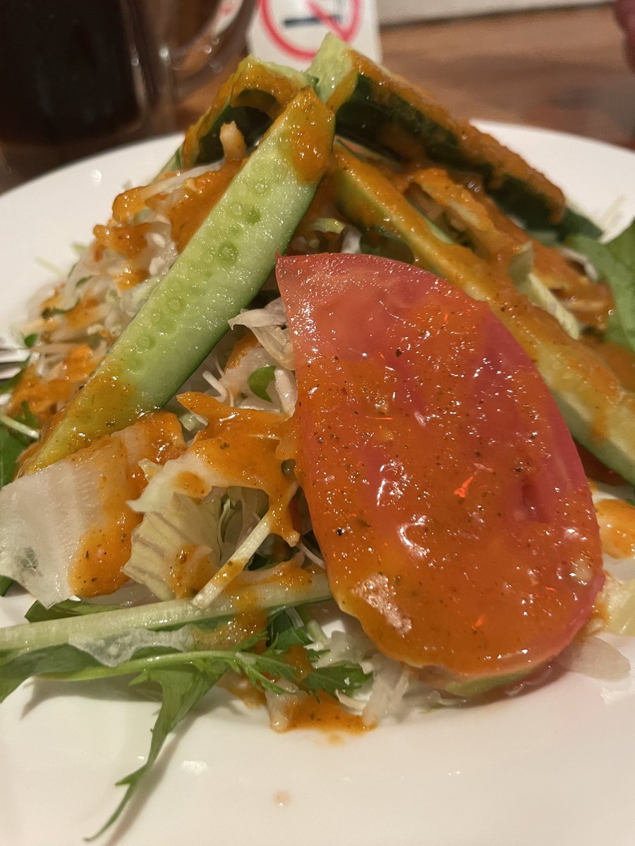 masa3sama's tweet photo. お店によってだいぶ違うけどここの自家製ドレッシングは激ウマである😋✨

でもドレッシングの別売りはしていない。絶対にやらないらしい😁
サラダ単品🥗オーダーが多い理由も納得の美味さ‼️ https://t.co/dzbTYcyaaB