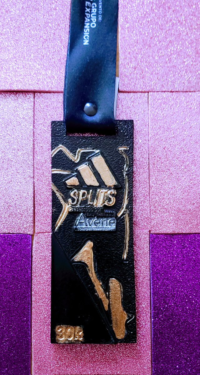 mikotirkin's tweet photo. #MedalMonday 2.0 porque la medalla del #Split30K es la más triste de la colección por su diseño muy feo, pero mi tia decidió con su pincel darle vida y esto es el resultado llena de alegria, como la fiesta de ayer 🌟🌟🌟 https://t.co/yj8hdhME0K