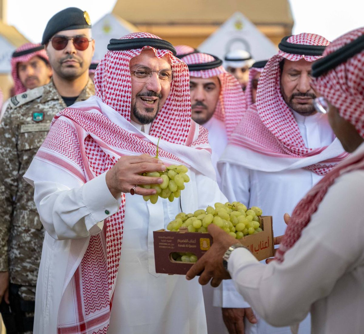 alhawamlah's tweet image. سمو #أمير_القصيم يفتتح مهرجان العنب بالقصيم بمركز البسيتين