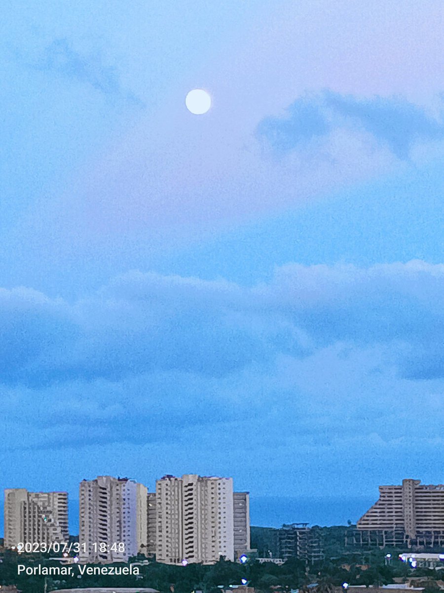 antocouto's tweet photo. Hermosa luna https://t.co/JBrGjxDUWd