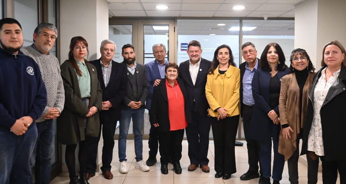 Orrego's tweet photo. Buen encuentro con organizaciones de #DDHH. Tenemos que avanzar en un acuerdo transversal en torno a que el respeto a la Democracia y los DDHH son intransables y un mínimo civilizatorio. ¡Vamos que se puede! https://t.co/Zub7mK8IuH