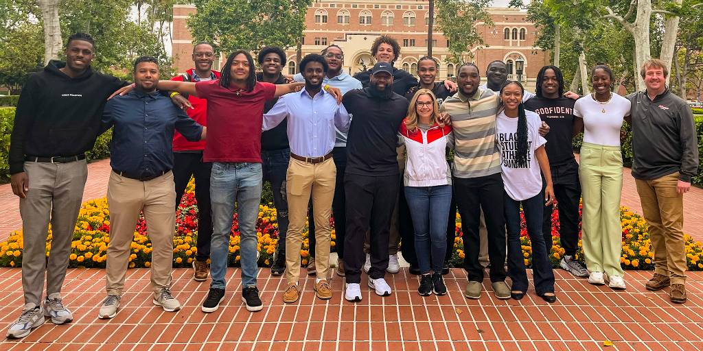 Marist's tweet photo. Thanks to collaboration between @MaristAthletics; the Office of Diversity, Equity, and Inclusion; Academic Affairs; and @MaristCSAE,12 student-athletes & four staff members represented the #RedFoxFamily at the @BSASummit at @USC!🦊💡✊🏿
🔗https://t.co/palisaLikN https://t.co/wgpRWa2ufw