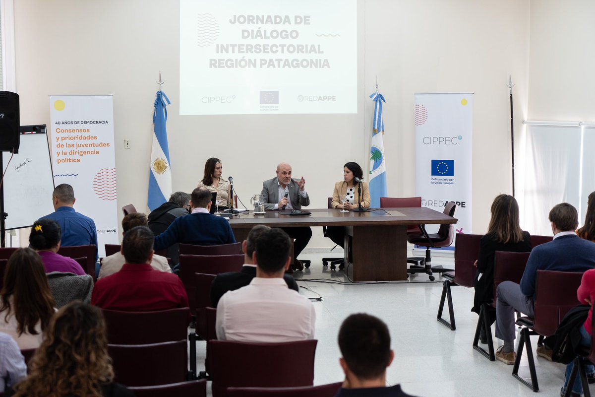 REDAPPE's tweet photo. 👉🏻 De la apertura del encuentro participó Sebastián González (@SG73NQN ), Jefe de Gabinete de la provincia de Neuquén junto con @Lumaynor Coordinadora de Asuntos Nacionales de REDAPPE y @sofiafcrespo, coordinadora de la Dirección ejecutiva de @CIPPEC. https://t.co/bIgUeYy847