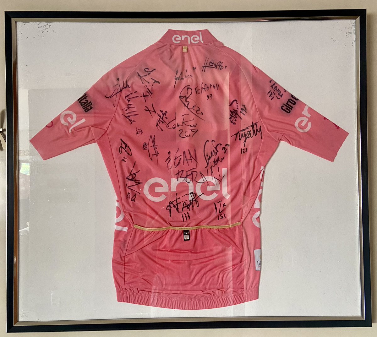 HubertMontoyaC's tweet photo. #tbt #giro100 #Giro2017
🚴✍🏼👚🖼️ en una pared del apartamento.
@5_henao, @NairoQuinCo, @MikelLandaMeana, @ThibautPinot, @IlnurZakarin y otros tantos, junto con @Eganbernal, @dayerquintana y 📷🎙️@JUAN_SE_CHARRY en Milán, Italia 🇮🇹, domingo 28 de mayo de 2017. https://t.co/H6yIFZrjRT