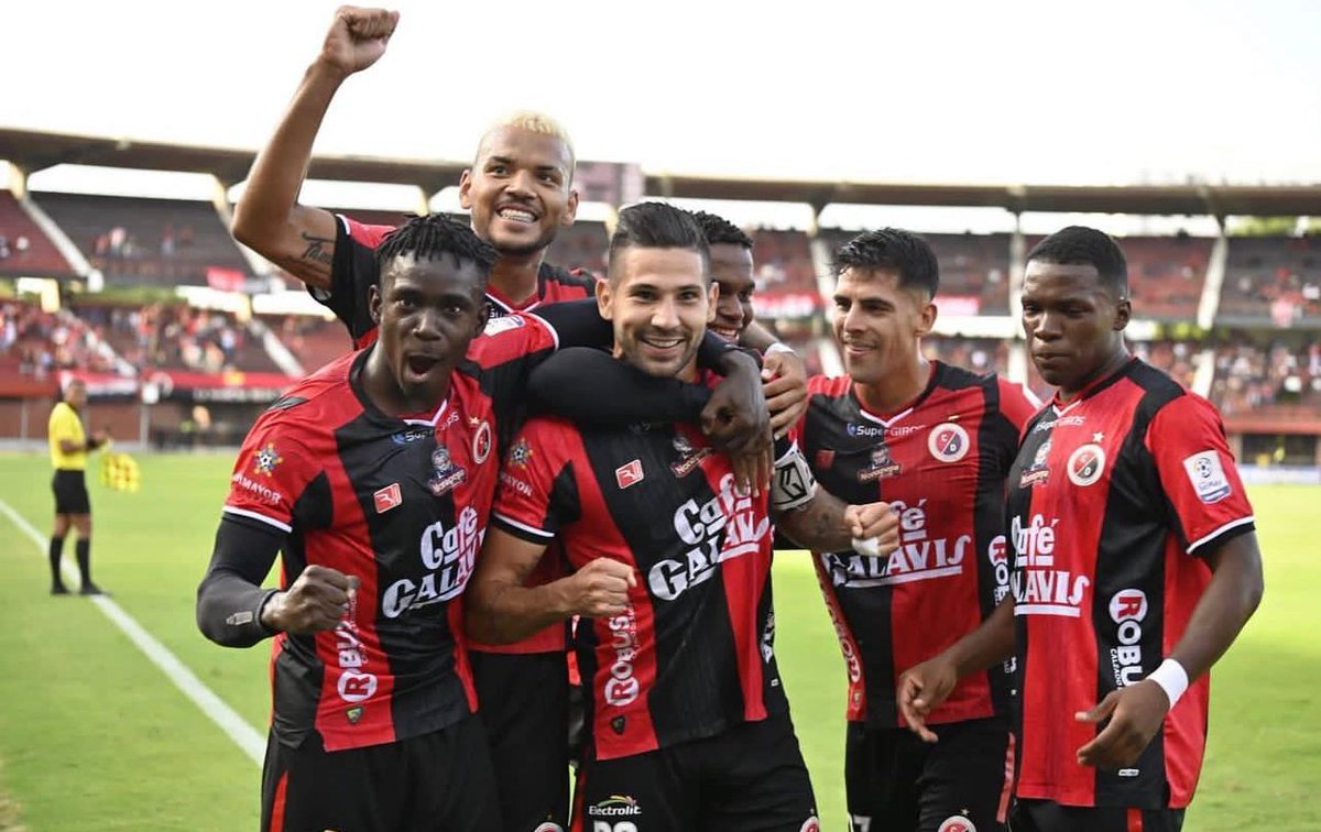 CucutaDeporNET's tweet photo. Vamos, vamos glorioso!!! @Cucutaoficial #HagaleQueVoyConToda https://t.co/ut038qRyVR