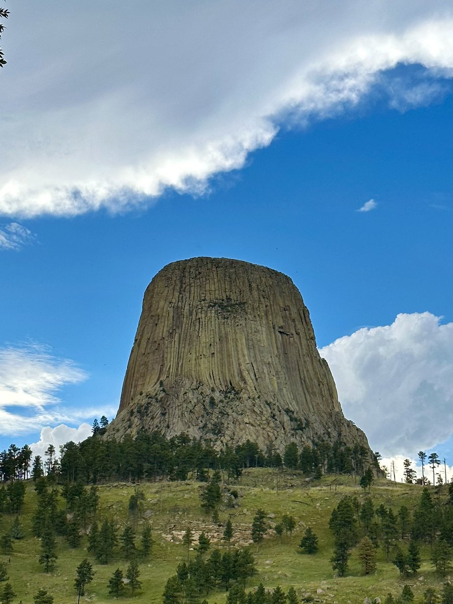 justin_hikes's tweet photo. Hello from Devil’s Tower, Wyoming  where it’s 95F and literally hot as Hades. 😞 https://t.co/fKGD55muzi