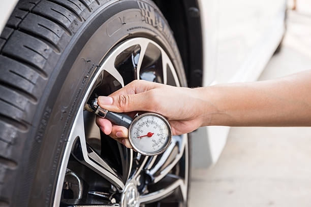 FastServiceCen1's tweet image. Did you know that underinflated tires can increase fuel consumption? Fast Service Center recommends checking your tire pressure monthly and inflating them to the manufacturer's recommended level. #FuelEfficiency #FastServiceCenter