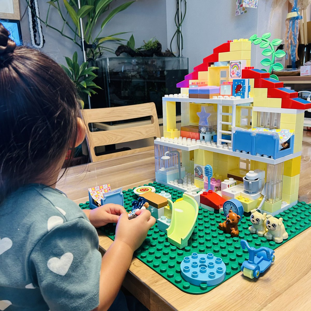 RINGOSAN_apple's tweet photo. 少し前からLEGOのデュプロに激ハマりの娘👧
気づくとそこらへんにLEGO住人トラップが仕掛けられている👨🚒👩🌾👧
#LEGO #レゴ
#デュプロ #DUPRO https://t.co/duH6P2h0dj