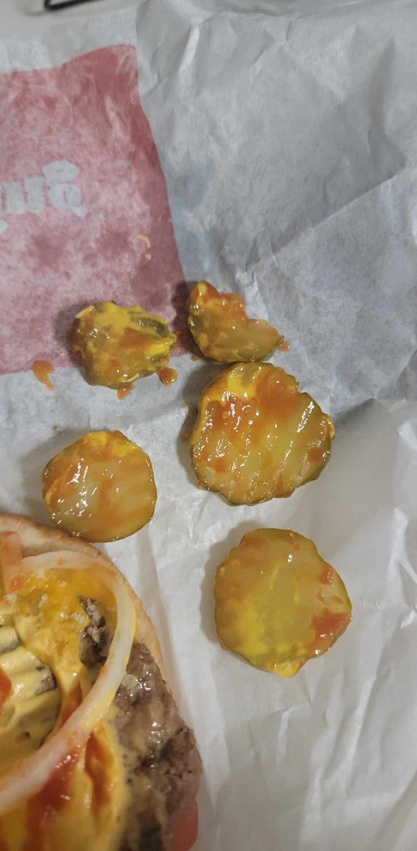 lausal2328's tweet photo. @BurgerKing when u order a whopper no pickle 😭 even if you take it off, the vinegar makes your burguer taste like pickle https://t.co/Lx4y7a0e51