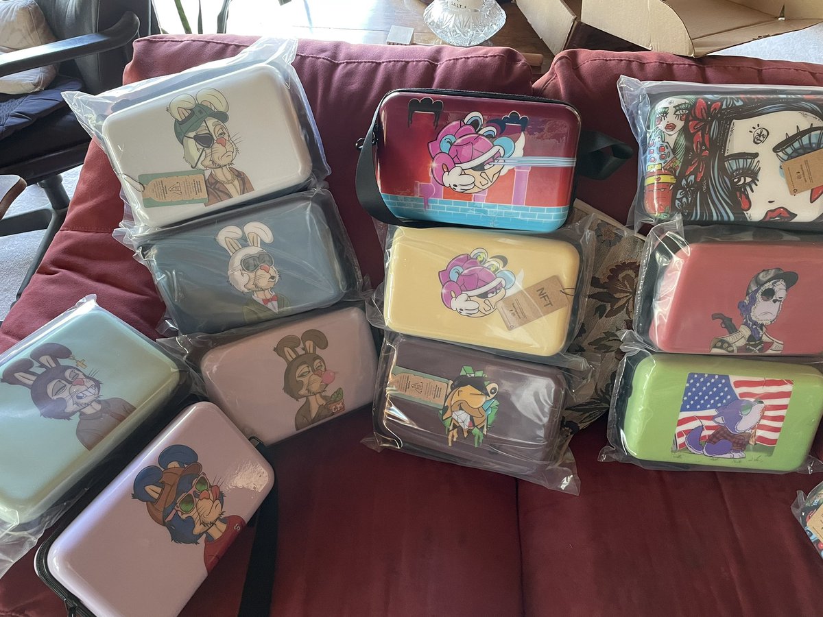 jey_plus's tweet photo. Reverse sides.
(different image on each side!)
A different custom crossbody for different function.
-as a purse
-as a business briefcase
-you put your weed gear in it
-makeup kit
-etc
@bugattigrp
#BUGATTIGROUP
@BTFDRabbits
@wedripz
@Cr00tsNFT
@sabet
@freedomwoofpack https://t.co/jkv3NJFsQg