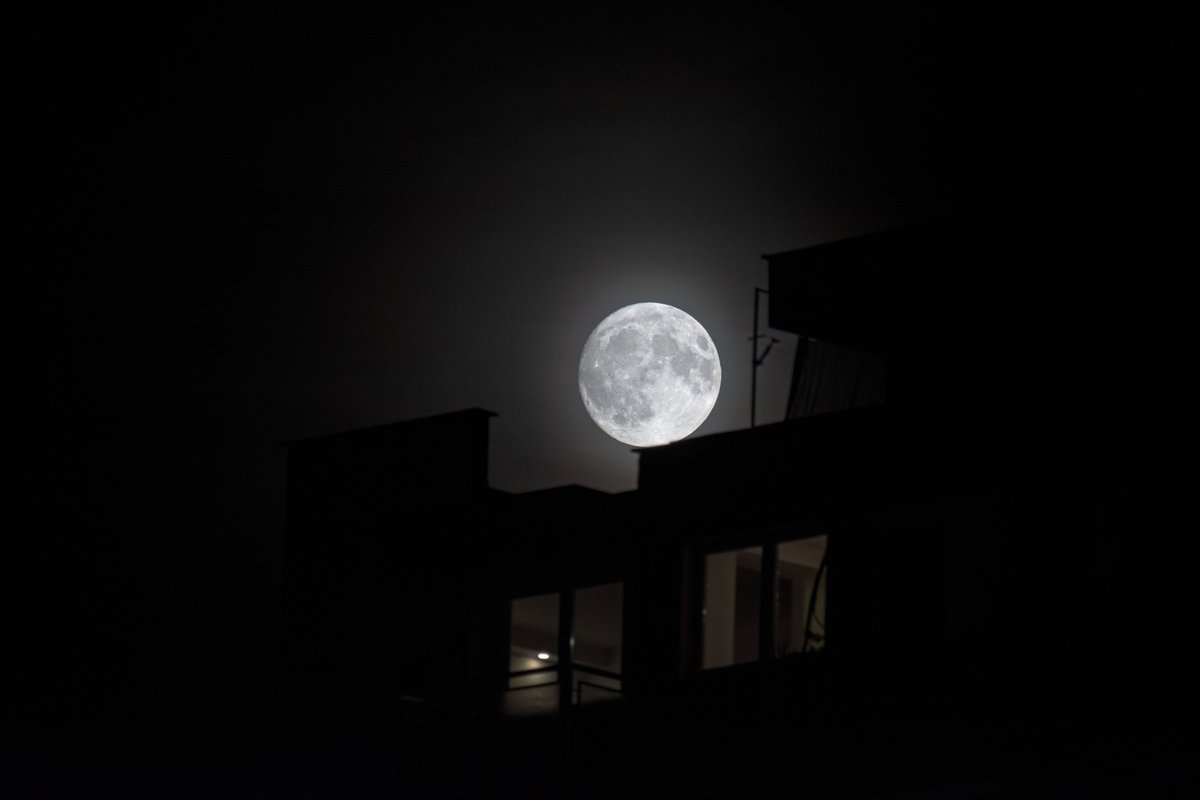 Twittmiter's tweet photo. Злосторот... #SuperMoon https://t.co/QI1o6cgtVf