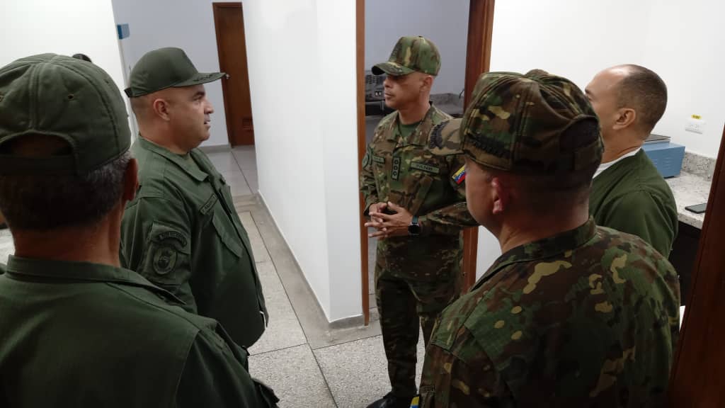 #ENTERATE||Desde <a href="/AB_BNFA/">Base Naval "Mcal. Juan Crisóstomo Falcón"</a> el Alm Alejandro Rafael Díaz Espinoza en Compañía del GD. <a href="/ARNOSF/">GD. Félix Arnos Rodríguez</a> visita la nueva sede del <a href="/HNPC_PUNTOFIJO/">Hospital Naval TN Pedro Manuel Chirinos</a> el cual cuenta con modernas instalaciones, elevando el bienestar del personal Militar.
#IntegrarEsVencer