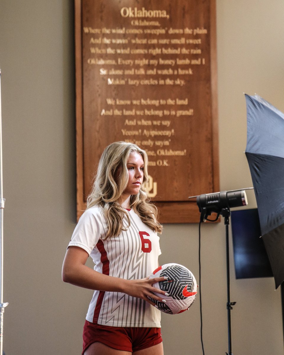 OU_WSoccer's tweet photo. And 𝙬𝙚'𝙧𝙚 𝙗𝙖𝙘𝙠 📸 

#BoomerSooner☝️⚽ https://t.co/QkbAsczR9q